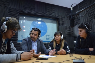 Molea entrevistó en el estudio de radio a estudiantes del nivel medio