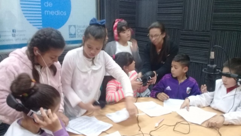 Padres y alumnos hacen radio en la Universidad