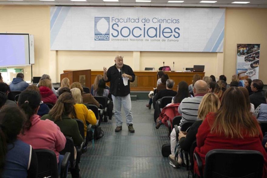 El docente titular de las Cátedras de Radio, Emilio "Beto" Solas, durante la capacitación.