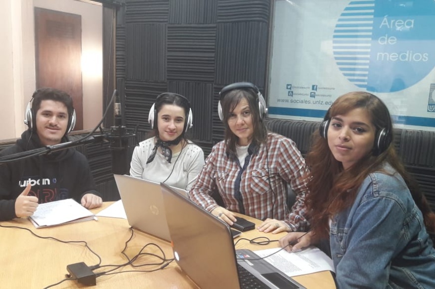 Los alumnos Nahuel Talutis, Camila Reppin y Melina Mamani, acompañados por la docente Alicia Paz