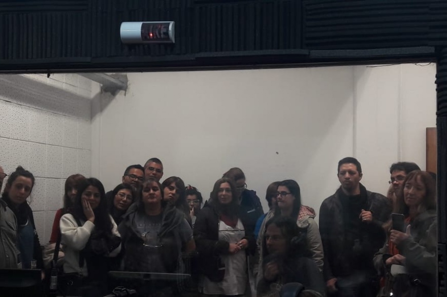Al finalizar la capacitación las y los docentes visitaron el estudio de Radio.