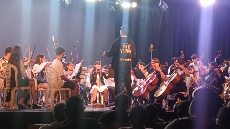 Detrás de la orquesta juvenil "Plato Volador" de Villa Albertida