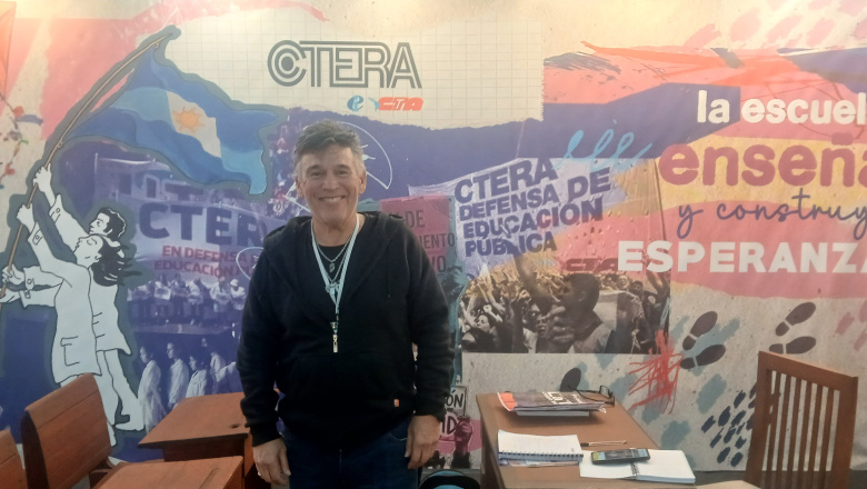 Móvil en la Feria del Libro: conversación con Mario Hernández (CTERA)